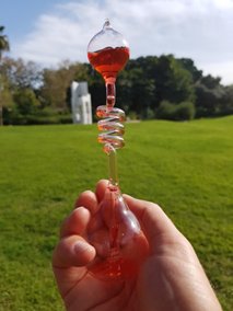 נוזל אדום בכלי כימי