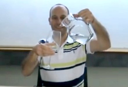 חוקר מעביר נוזל מכלי לכלי