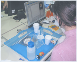 נערה מבצעת ניסוי