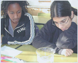 נערות מבצעות ניסוי