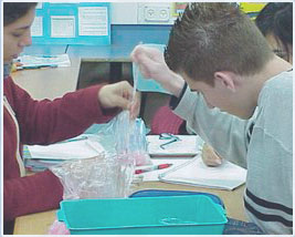 ילדים מבצעים ניסוי