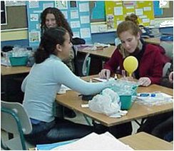 נערות מבצעות ניסוי