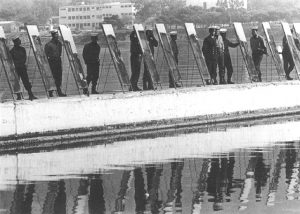 60 המלחים של הניסוי עם מראות בידיהם