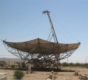 מבט מהצד על תנור השמש במכון ויצמן