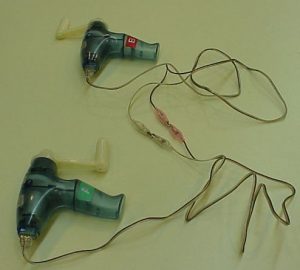 מכשיר המחובר למכשיר דומה, ומאפשר המרת אנרגיה מכנית של סיבוב, לאנרגיה חשמלית, המפעילה את הגנרטור השני כמנוע חשמלי, וגורמת לסיבובו: