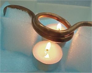 מודל סירת קיטור עם נרות דולקים