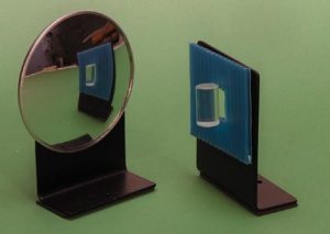 עדשה גלילית ומראה קמורה המותקנות על מחזיק רכיבים אוניברסלי