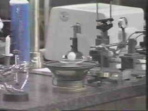 בסרטון זה, הכדור פינג פונג הוא קופץ על פלטפורמה נע מעלה ומטה באופן קבוע. הכדור קופץ בתדירות קבועה.